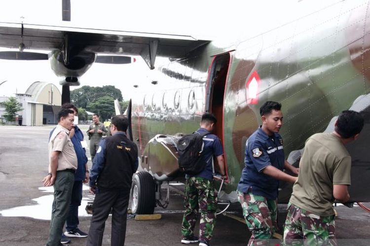 BPBD DKI Jakarta meninjau kesiapan TNI AU dalam menyiapkan rencana penyemaian garam di udara Jakarta untuk menekan dampak cuaca ekstrem di Lanud Halim Perdanakusuma, Jakarta, Selasa (27/12/2022). 