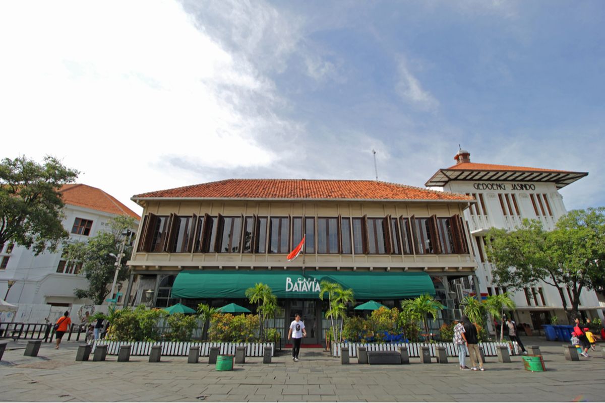 Batavia digunakan sebagai nama cafe yang terletak di kawasan Kota Tua, Jakarta.