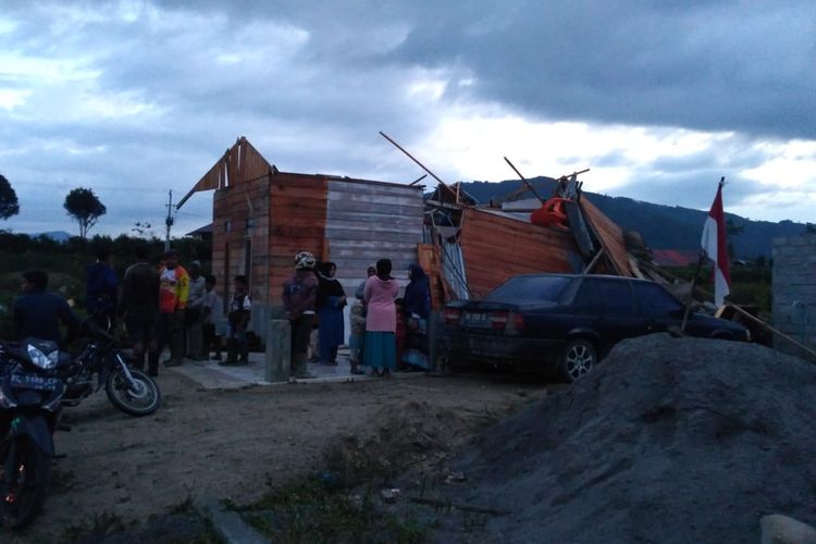 Kondisi rumah warga yang mengalami kerusakan pasca dihantam angin puting beliung, Selasa (25/8/2020).