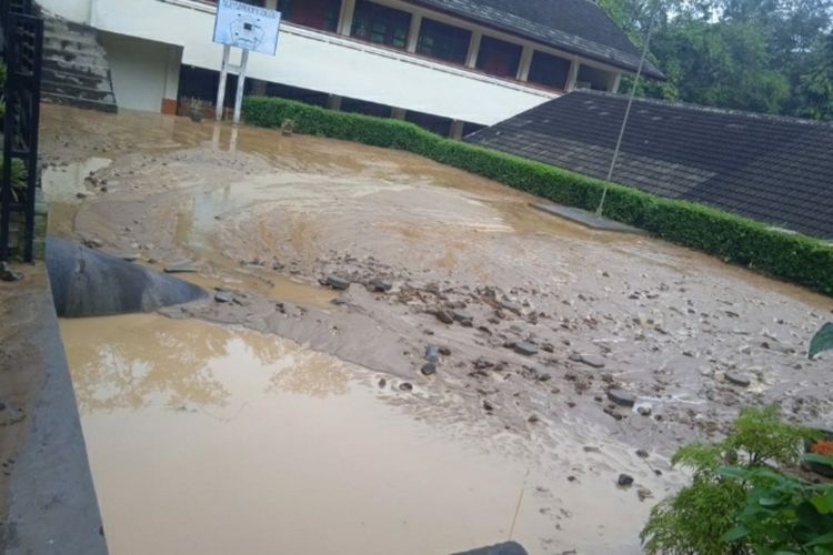 Banjir lumpur genangi SMP Negeri 3 Kokap yang berada di Pedukuhan Plampang II, Kalurahan Kalirejo, Kapanewon Kokap, Kabupaten Kulon Progo, Daerah Istimewa Yogyakarta. Gorong-gorong di bawah sekolah tidak mampu menampung air campur lumpur sehingga meluber ke halaman sekolah dan kelas.