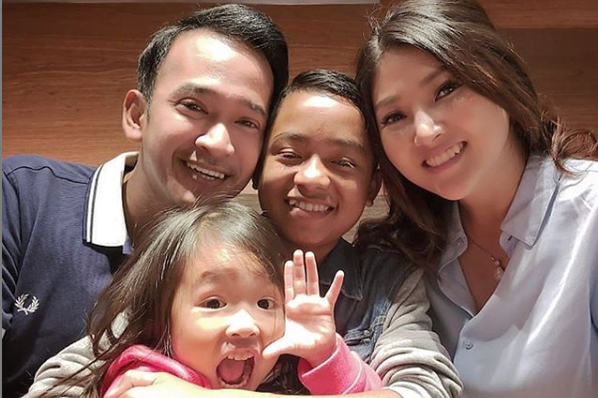 Artis Ruben Onsu foto bersama istrinya Sarwendah, kedua putrinya, dan Betrand Peto. Ruben mengaku sudah menganggap Betrand sebagai anak sendiri.