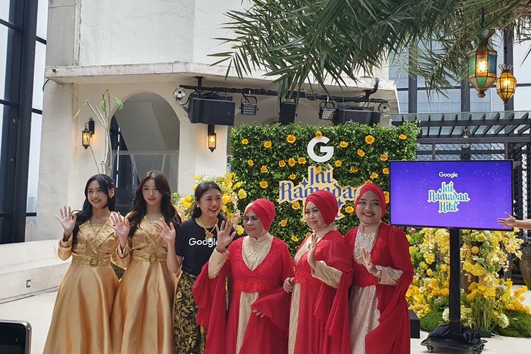 Kiri ke kanan: Member JKT48, Feliciana Wienathan Communications Manager, Google Indonesia, anggota qasidah Nasida Ria mengumumkan fitur Google di Ramadhan 2024 dan kolaborasi JKT48 x Nasida Ria x Google
