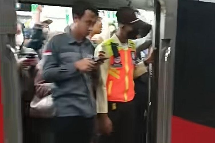 Viral Video Pintu KRL Jakarta Kota–Bogor Terbuka Saat Melaju, Ini Penjelasan KAI Commuter