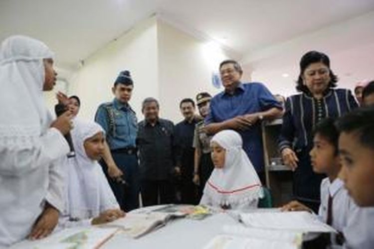 Presiden SBY dan Ibu Ani, Selasa (29/10/2013) sore mengunjungi Perpustakaan Bung Hatta, di Bukittinggi, Sumatera Barat. Presiden mengajak masyarakat membaca pandangan para pendiri republik ini.
