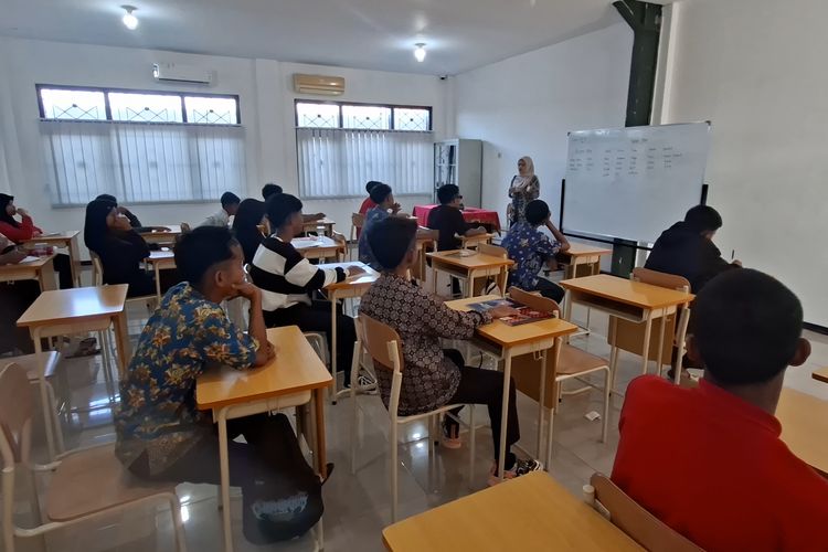 Para siswa SRT 49 saat mengikuti kegiatan belajar mengajar di dalam kelas, Kamis (16/10/2025). 