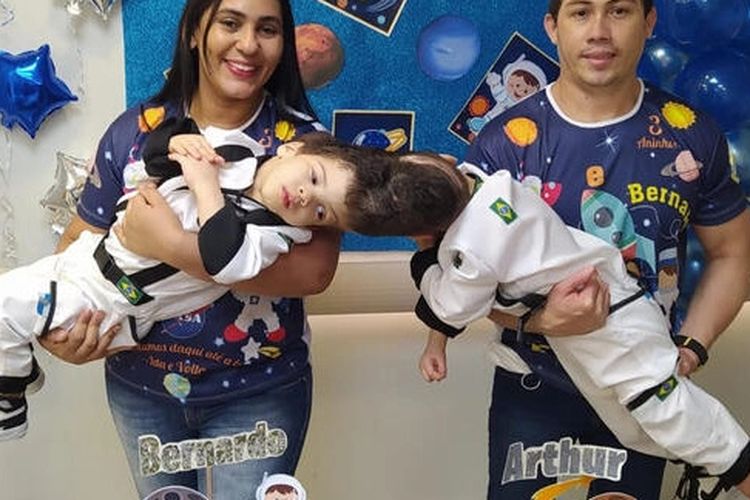 Kembar siam Brasil Bernardo (kiri) dan Arthur dengan orang tua mereka Adriely (kiri, belakang) dan Antonio Lima, di Brasil: si kembar lahir dengan satu otak yang sama telah dipisahkan dalam operasi kompleks yang disiapkan dokter dengan bantuan  realitas maya. 