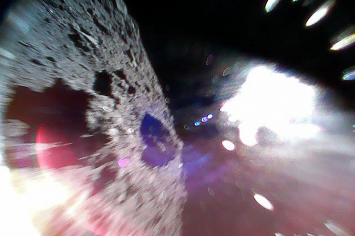 Foto spektakuler ini menampilkan pemandangan asteroid Ryugu dari rover Minerva-II1A selama setelah lepas dari pesawat luar angkasa dan akhirnya mendarat di permukaan asteroid Ryugu pada Jumat, 21 September 2018. Ada dua rover yang mendarat di Ryugu dalam misi Hayabusa2 milik Badan Antariksa Jepang (JAXA).  Ini adalah pertama kalinya dua rover seluler mendarat di asteroid.
Kredit: Badan Eksplorasi Luar Angkasa Jepang