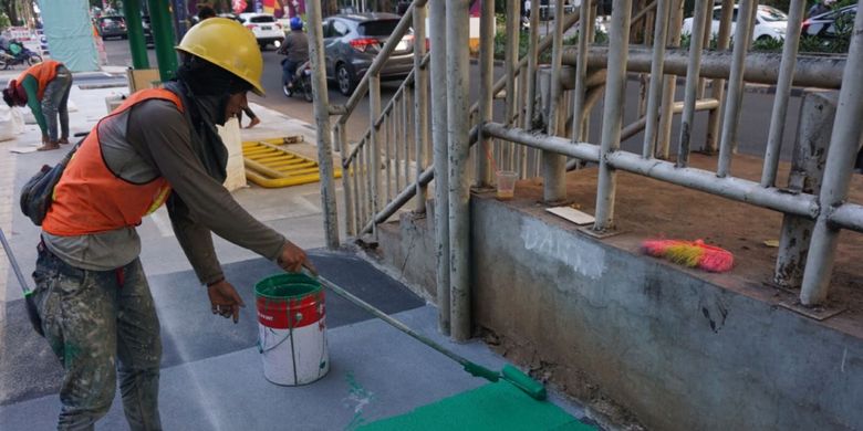 Pengerjaan trotoar di Kompleks Gelora Bung Karno (GBK), Jakarta Pusat masih terus berlangsung. Adapun pengerjaan tersebut dilakukan guna menyambut Asian Games 2018 dimana GBK menjadi salah satu venue yang akan menyelenggarakan even  tersebut, Selasa (29/5/2018).