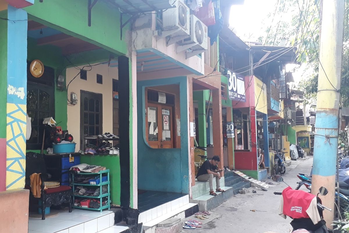 Kampung Warna-warni Penas Tanggul, Jalan Pancawarga 30, RT 015, RW 02, Kelurahan Cipinang Besar Selatan, Kecamatan Jatinegara, Jakarta Timur, jauh dari kesan kumuh dan kawasan tanpa rokok, Kamis (17/10/2019).