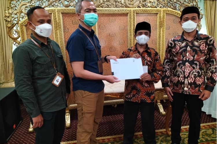 Kades Jojogan, Irman Faozi dan Ketua Kelompok Tani Jojogan, Ali Mutakin saat menerima Banpres secara simbolis di Istana Negara