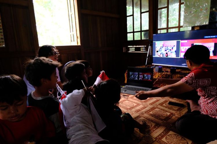 Tampak anak-anak Rimba mengikuti peringatan hari anak nasional melalui zoom di kantor lapangan KKI Warsi