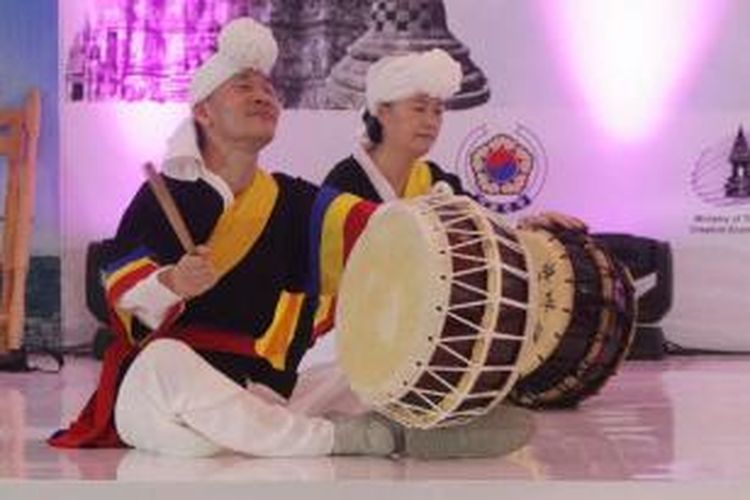 Seniman menampilkan perkusi hanbape pada acara Korea - Indonesia Festival di Jakarta Selatan, Jumat (3/10/2014). Acara yang menampilkan berbagai kebudayaan Korea ini diadakan dari tangal 3 Oktober hingga 31 Oktober di mall Ciputra World.