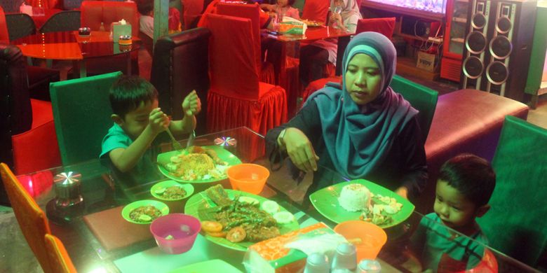 Pengunjung sedang menikmati makan malam di Warung November Nasi Goreng di Simpang Terminal Lama, Kota Takengon, Kabupaten Aceh Tengah, Aceh, Senin (24/12/2018).