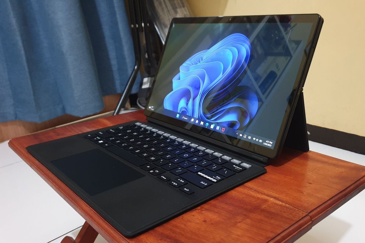 Asus Vivobook 13 Slate OLED ketika dalam mode laptop menggunakan dudukan dan keyboard eksternal. Laptop ini memiliki layar 13,3 inci dengan resolusi Full HD Plus (1920 x 1080 piksel) dengan rasio aspek 16:9, 0,2 response time, refresh rate 60 Hz, dan tingkat kecerahan (brightness) hingga 550 nits.