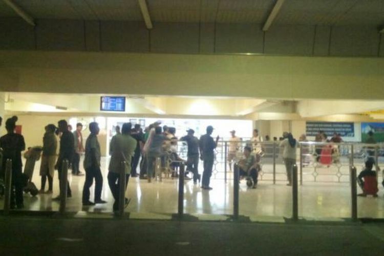 Para sopir rental dan taksi menungg penumpang di bandara Internasional Sultan Hasanuddin, Makassar.
