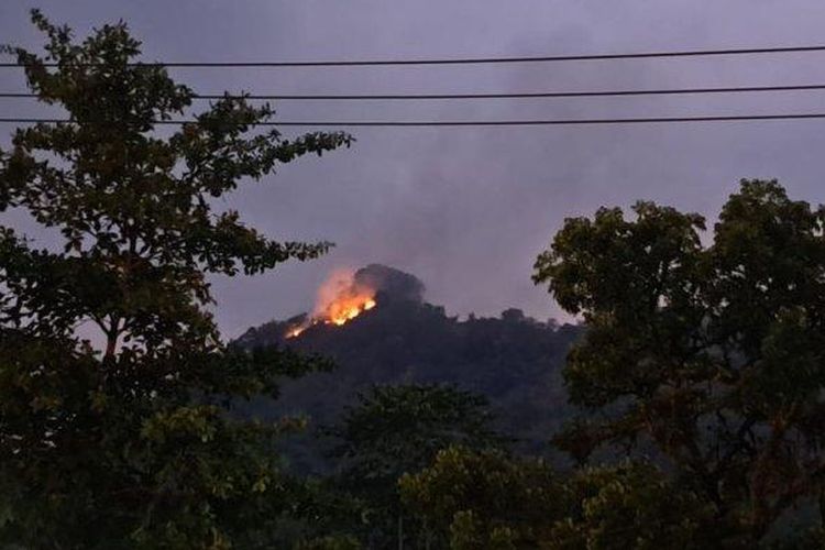 Kebakaran terjadi di puncak Gunung Kacapi, Kecamatan Sumedang Utara, Kabupaten Sumedang, Jawa Barat, Kamis (21/9/2023) petang. 
