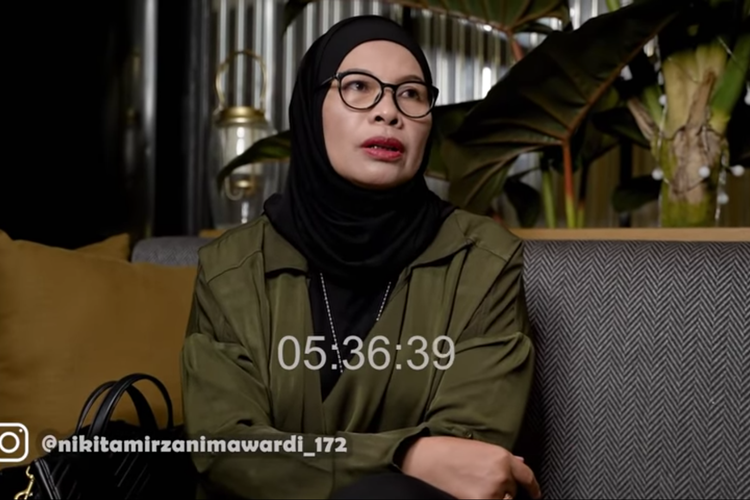 Ibu dari selebgram Gaga Muhammad saat berbincang dengan presenter Nikita Mirzani.