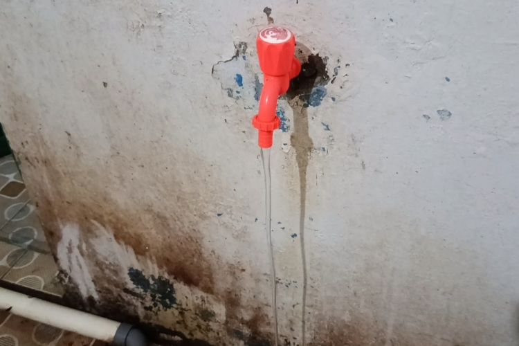 Air PDAM Keruh, Warga Bekasi Terpaksa Keluar Uang Lagi untuk Beli Air Bersih
