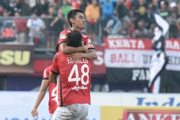 Gelandang Bali United, Fadil Sausu, merayakan gol seusai membobol gawang Barito Putera pada pertandingan Liga 1, Jumat (14/7/2017). 