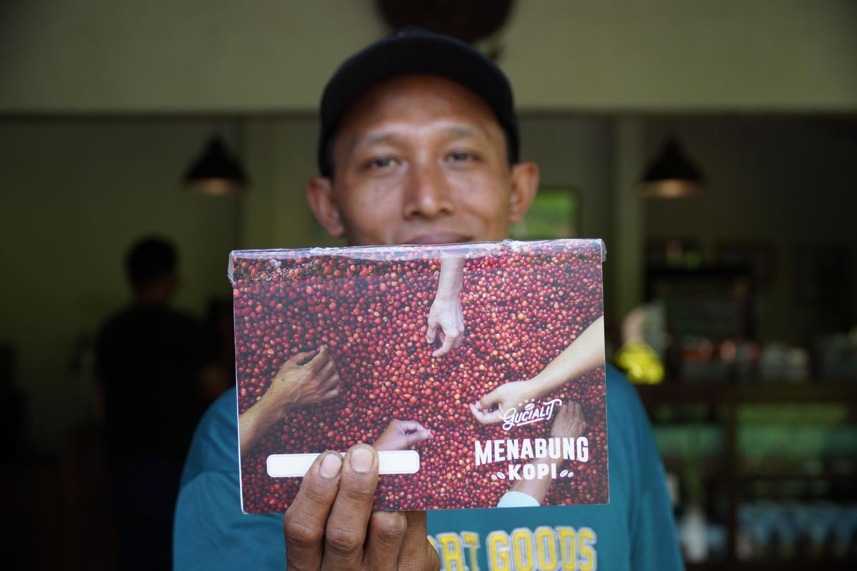 Masikan menunjukkan buku tabungan Menabung Kopi di Bale Kopi
