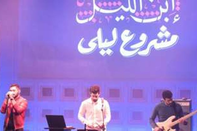 Vokalis kelompok band Mashrou' Leila adalah seorang gay, sebuah hal yang sangat kontroversial di dunia Arab. 