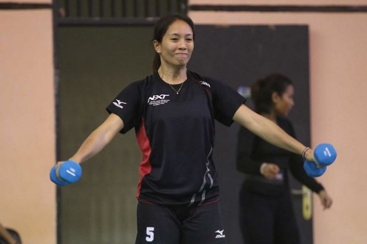 Pebola voli nasional putri, Berllian Marsheilla, menjalani latihan fisik menjelang SEA Games 2017 di Padepokan Voli, Sentul, Bogor, Kamis (1/6/2017).