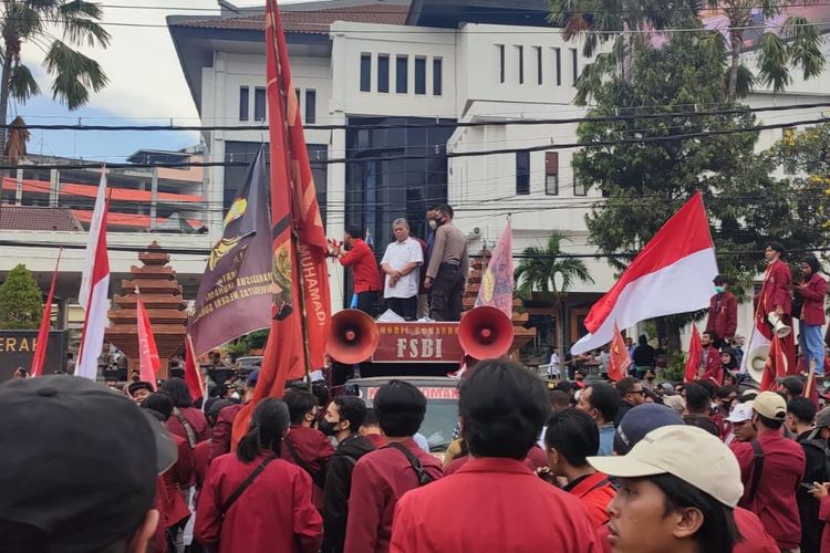 Aksi buruh tolak kenaikan BBM di depan gedung DPRD Jatim Jalan Indrapura Surabaya, Selasa (6/9/2022).