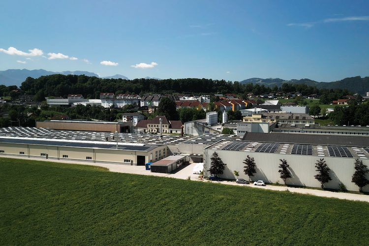 Roca Group, perusahaan yang mendesain dan memproduksi peralatan kamar mandi, berinvestasi dalam terowongan kiln listrik pertama di dunia untuk peralatan sanitasi.