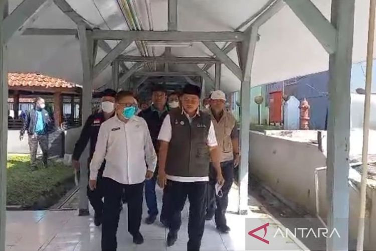 Wakil Gubernur Jabar Uu Ruzhanul Ulum (kanan) berjalan untuk menjenguk seorang santri korban tabrakan dengan motor gede yang saat ini masih dirawat di Rumah Sakit Umum Daerah dr Soekarjo, Tasikmalaya, Jawa Barat, Rabu (31/5/2023). 
