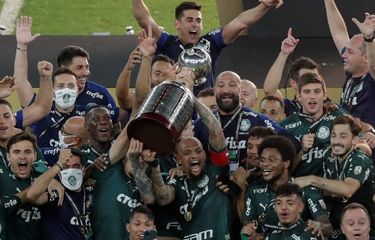 Pemain Palmeiras ketika merayakan gelar juara Copa Libertadores seusai mengalahkan Santos FC 1-0 di partai final yang dihelat di Stadion Maracana, Minggu (31/1/2021) dini hari WIB.<br/>