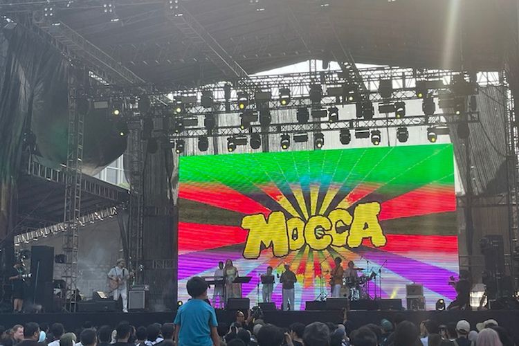 Mocca saat tampil di Joyland Fest 2023 digelar di GBK Baseball Stadium, Jakarta Pusat, Minggu (26/11/2023). 