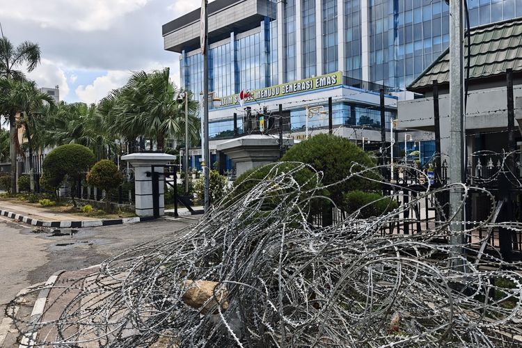 Sampah Berserakan Pascademo di Samarinda, Fasilitas Rusak hingga Kawat Berduri Masih Terpasang