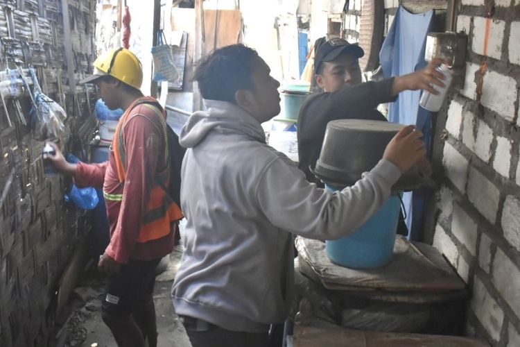 Proses pemberian tanda bangunan yang akan ditertibkan di Sungai Kalianak, Rabu (6/8/2025).