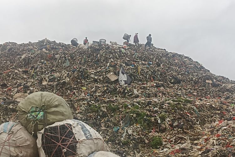 Para pemulung di Gunungan Sampah TPST Bantargebang, Kamis (12/2/2026). Menteri LH, Hanif Faisol menilai dengan total timbulan sampah 1.300 ton per hari, Jakarta Utara perlu menjadi model pengelolaan sampah nasional. 