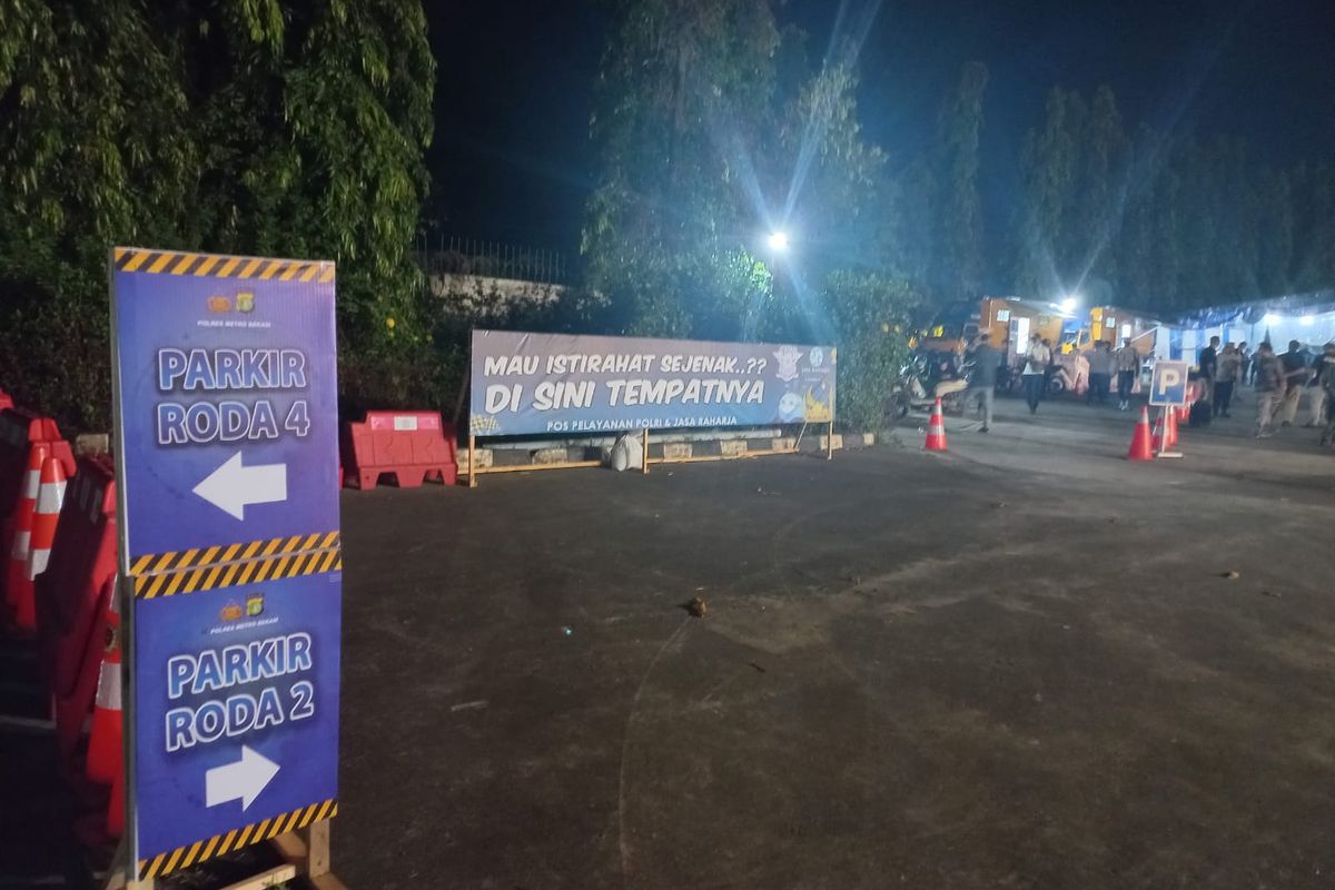 Spanduk bertuliskan Mau istirahat sejenak? Di sini tempatnya terpasang di pintu masuk Rest Area Kedungwaringin, Kabupaten Bekasi, Kamis (28/4/2022).