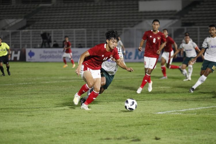 Aksi pada laga uji coba Timnas U22 Indonesia kontra Tira Persikabo di Stadion Madya, Senayan, pada Jumat (5/3/2021) malam WIB.