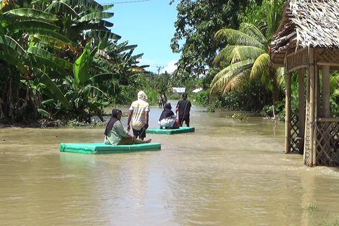 Tiga Hari Terendam Banjir, Warga di Luwu Gunakan Rakit untuk Beraktivitas