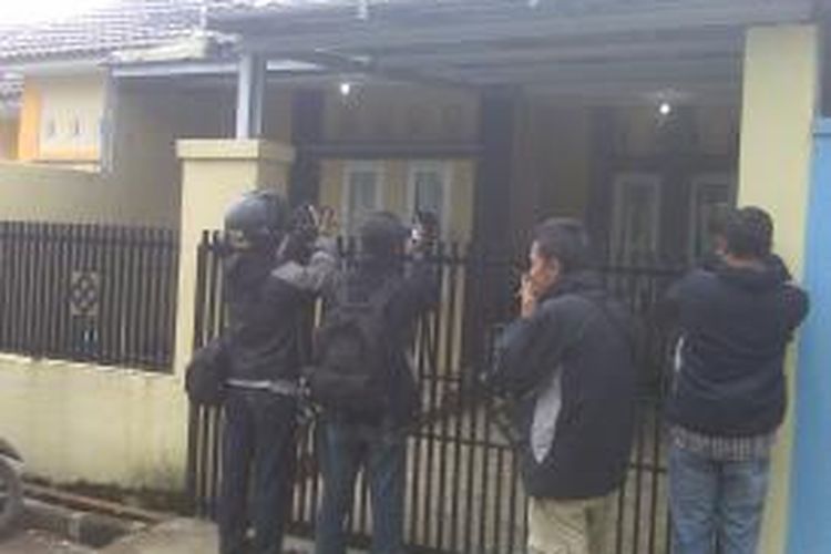 Rumah korban di Perumahan Baitul Marhamah, Kelurahan Cipawitra, Kecamatan Mangkubumi, Kota Tasikmalaya, terlihat sepi dan lampu luar rumah masih menyala, Rabu (4/9/2013) siang.