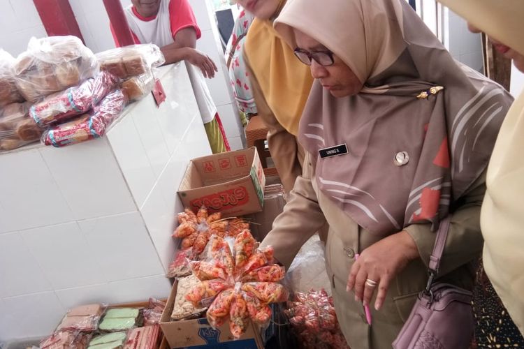 Tim Jejaring Keamanan Pangan Terpadu (JKPT) Kabupaten Purbalingga mengecek makanan di Pasar Tobong, Kabupaten Purbalingga, Jawa Tengah, Senin (22/4/2019)