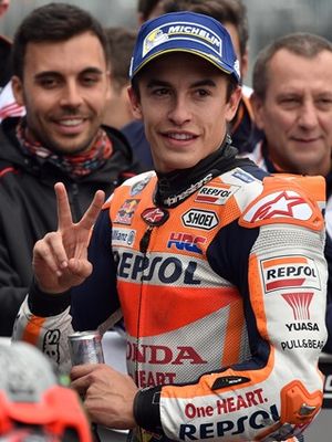 Pebalap Repsol Honda, Marc Marquez, melakukan selebrasi setelah meraih pole position MotoGP Australia di Sirkuit Phillip Island, Sabtu (21/10/2017).