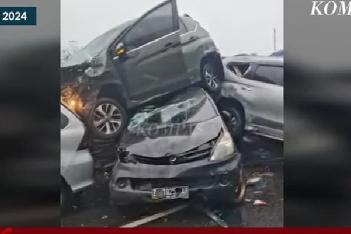 Kecelakaan beruntun Tol Purbaleunyi, Jawa Barat, Senin (11/11/2024). Sejumlah mobil bertumpukan. Polisi belum bisa memastikan jumlah korban maupun jumlah kendaraan yang terlibat kecelakaan.