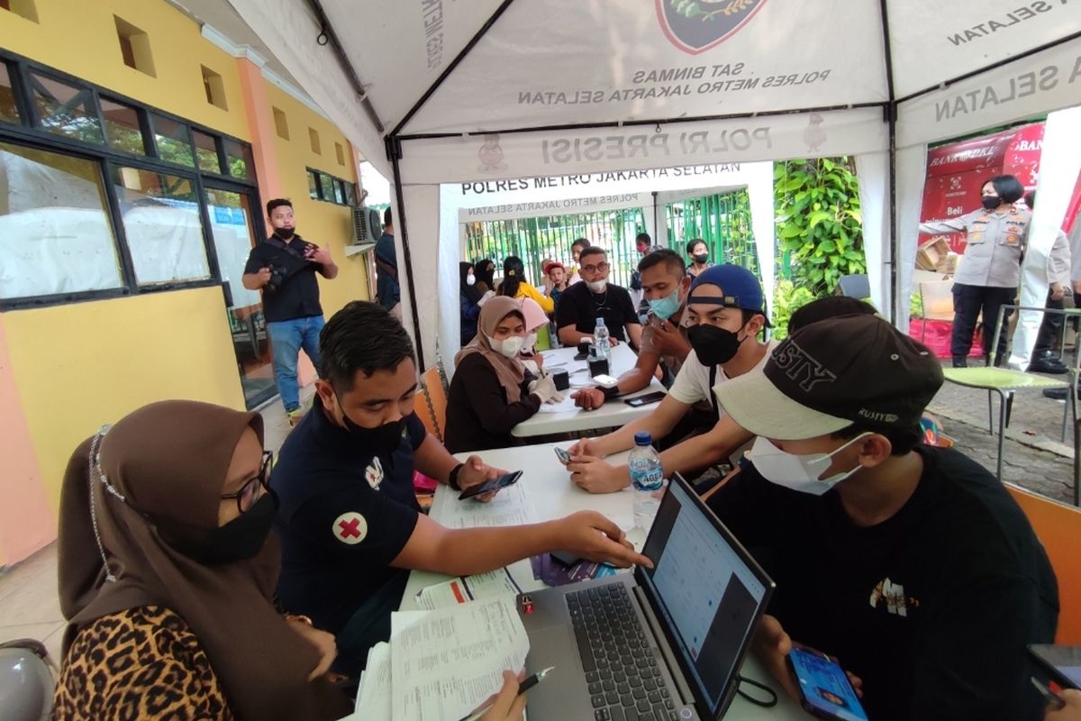 Polres Metro Jakarta Selatan membuka gerai vaksinasi dosis pertama hingga ketiga atau booster di Taman Margasatwa Ragunan, Pasar Minggu, Jakarta Selatan. 