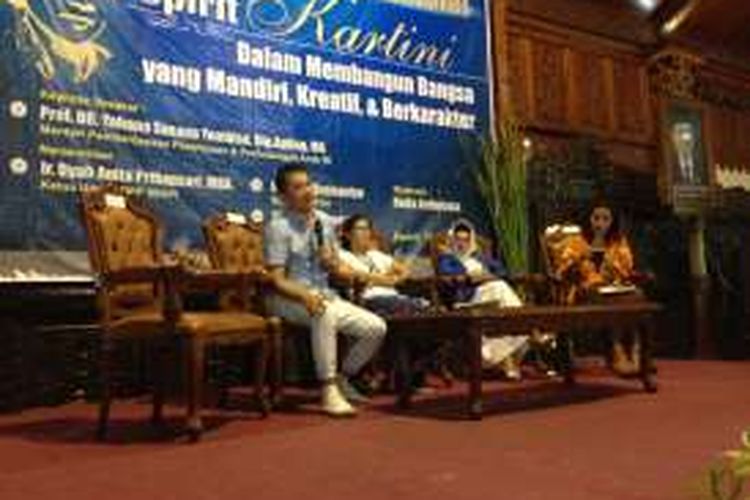 Artis peran Dian Sastro (kedua dari kiri) saat menjadi pembicara dalam seminar tentang spirit Kartini di Jepara, Jawa Tengah, Sabtu (16/4/2016).