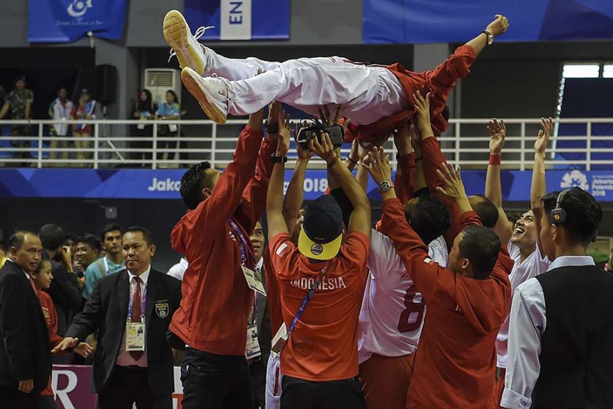 Selebrasi pemain dan official tim sepak takraw putra Indonesia seusai mengalahkan Jepang pada pertandingan final quadrant putra Asian Games 2018 di GOR Ranau, Jakabaring Sport City (JSC), Palembang, Sabtu (1/9/2018). Sejarah baru diukir tim sepak takraw Indonesia dengan meraih emas Asian Games 2018 di nomor quadrant putra, sekaligus menjadi prestasi terbaik pada cabang sepak takraw sejak pertama kali dilombakan di Asian Games 1990.