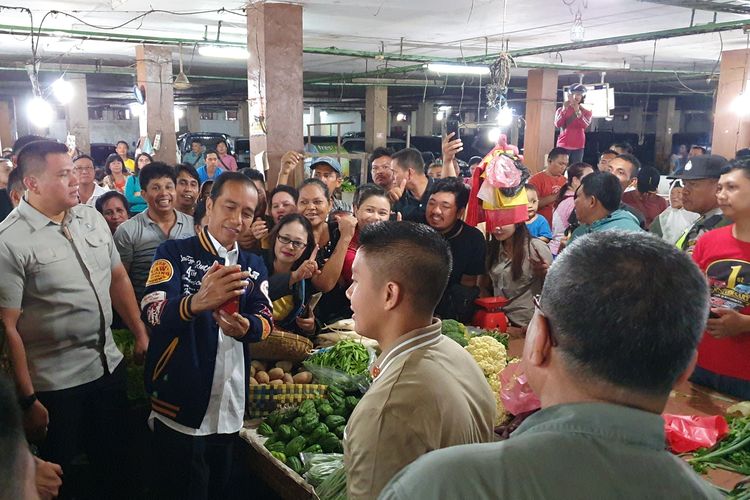 Presiden Joko Widodo blusukan ke salah satu pasar tradisional di Medan, Sabtu (16/3/2019).