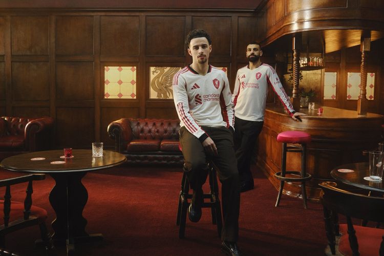 Pemain Liverpool Curtis Jones dan Mohamed Salah mengenakan jersey baru Liverpool 2025-2026.