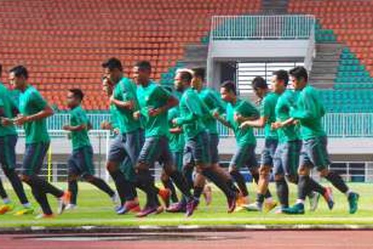 Para pemain timnas berlatih pada Rabu (30/11/2016) pagi jelang pertandingan semifinal pertama Piala AFF 2016 kontra Vietnam. 
