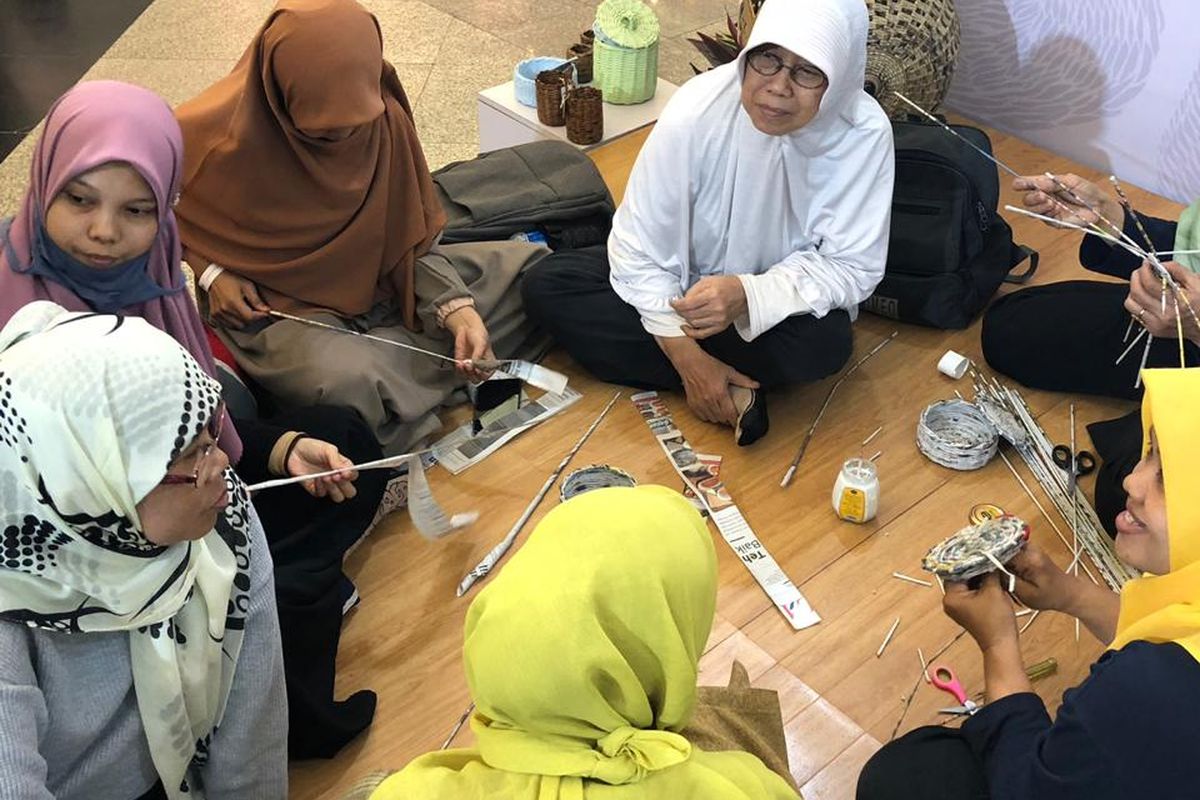 Selain melihat produk dan program Kampung Koran, pengunjung juga dapat belajar menganyam langsung bersama ibu-ibu binaan Kampung Koran di FiFest 2018. 