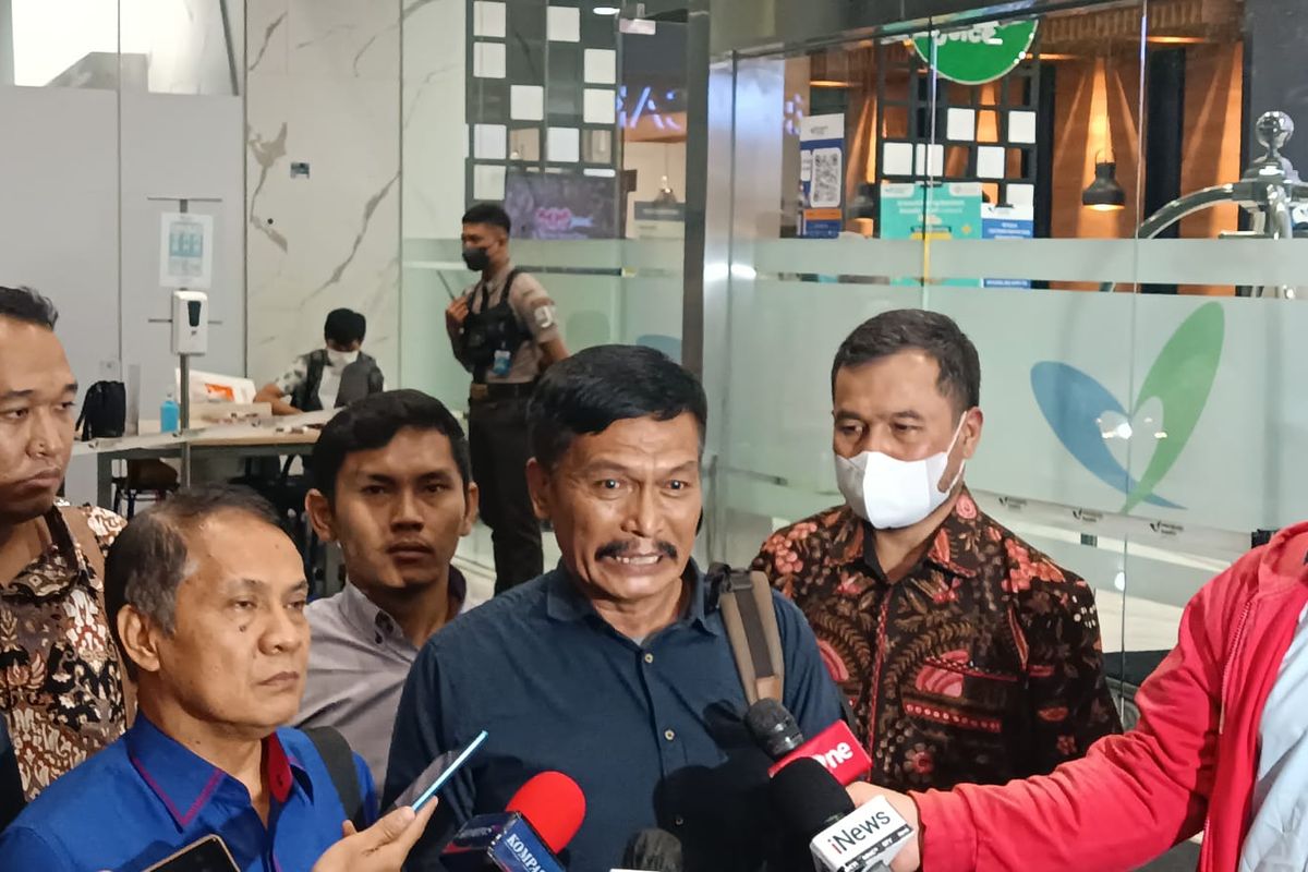 Ayah Shane Lukas (19), Tagor Lumbantoruan (60) bersama tim kuasa hukumnya Menjenguk Kondisi D (17) di RS Mayapada, Setiabudi, Jakarta Selatan, Jumat (3/3/2023).