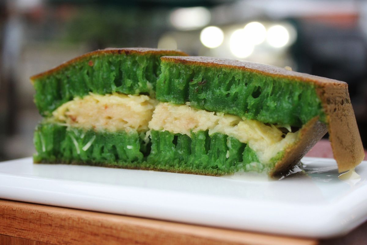 Martabak pandan keju. 